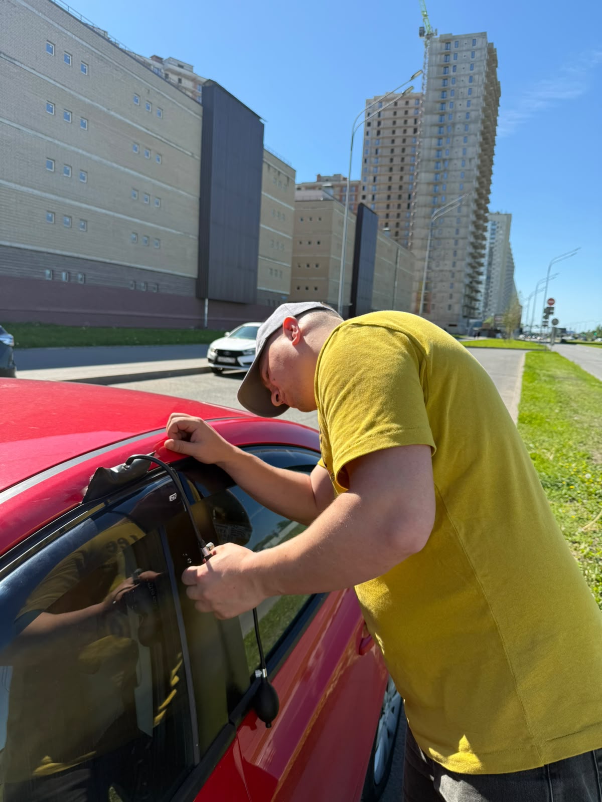 Аварийное вскрытие автомобиля мастером в Колпино 